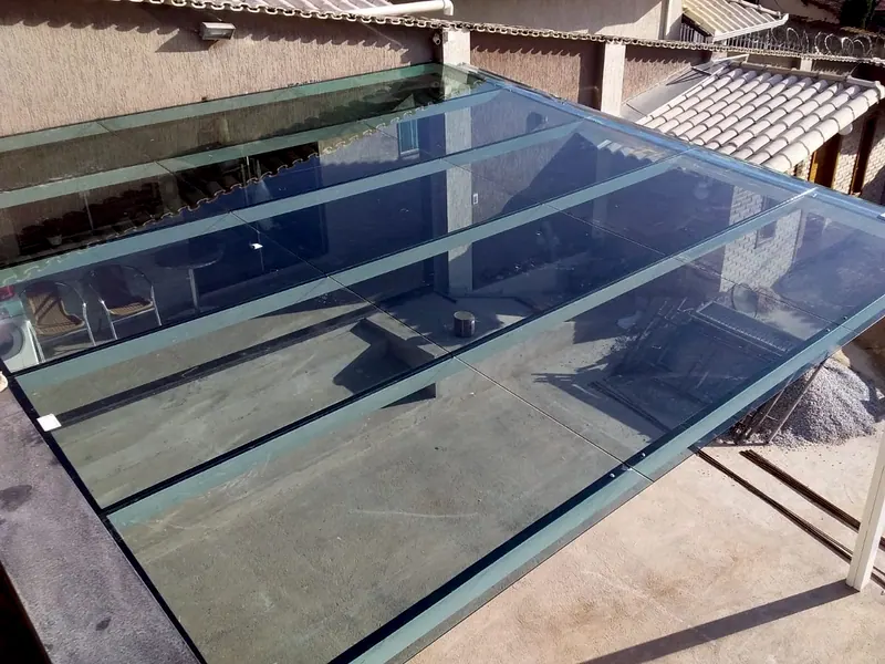 Estrutura metálica com placas de vidro por cima